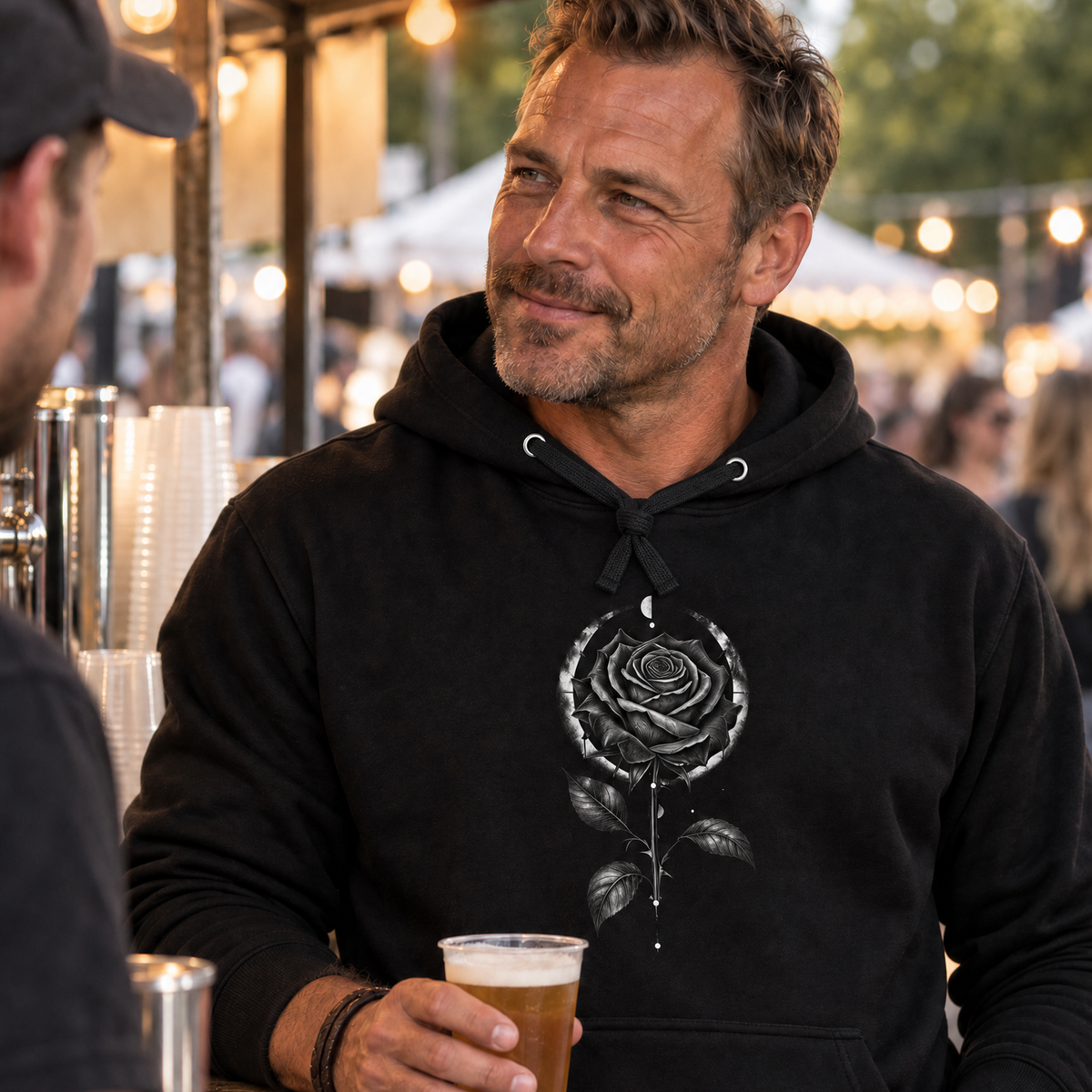 Hoodie "Dark Rose" mit Motiv, schwarz, am Model, Ansicht 2 – SEELENSCHWARZ