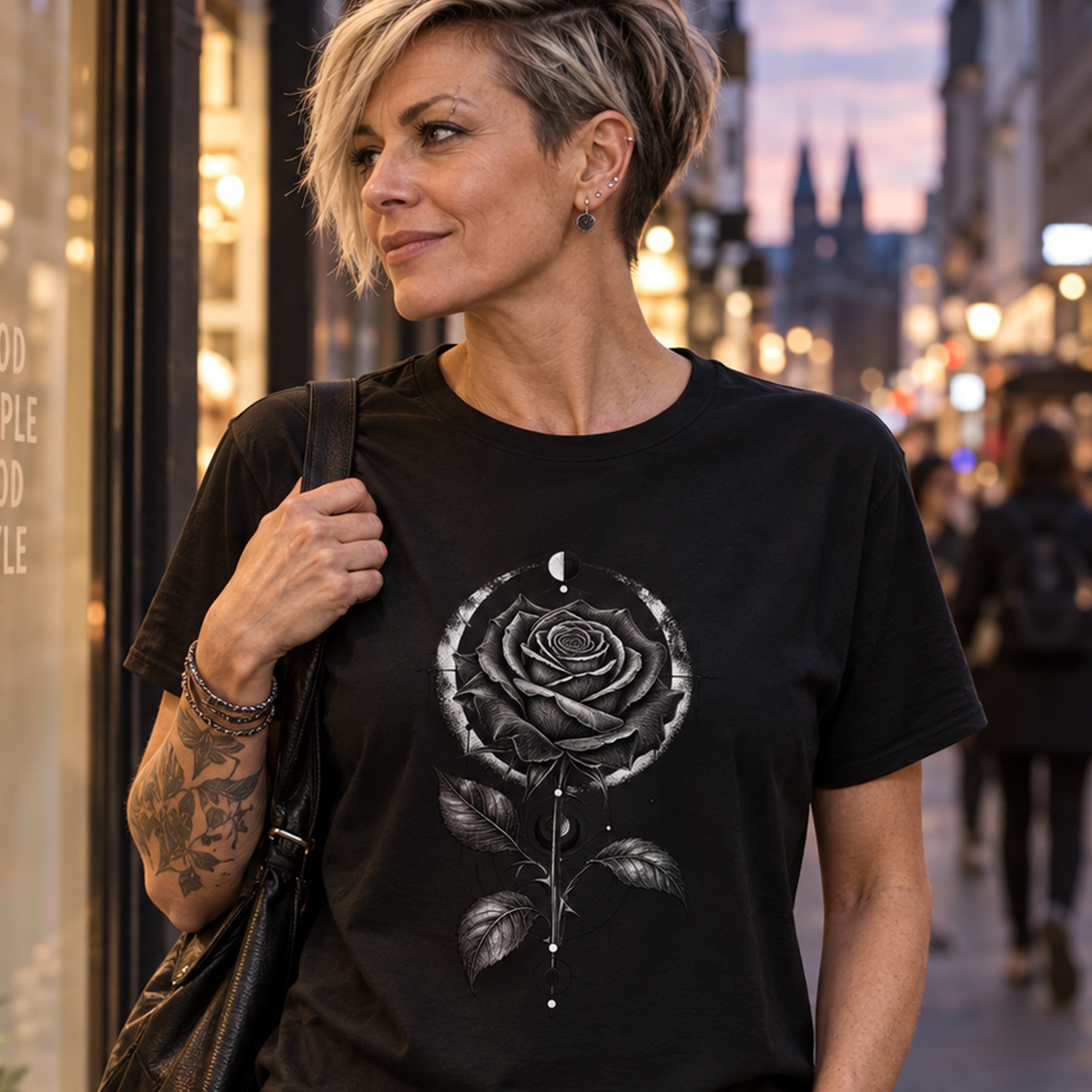 T-Shirt "Dark Rose" mit Motiv, schwarz, am Model, Ansicht 2 – SEELENSCHWARZ