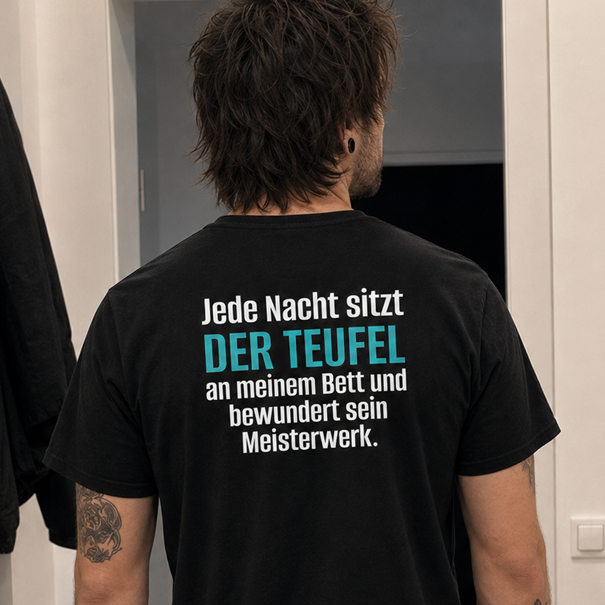 Der Teufel am Bett, Unisex T-Shirt Rücken