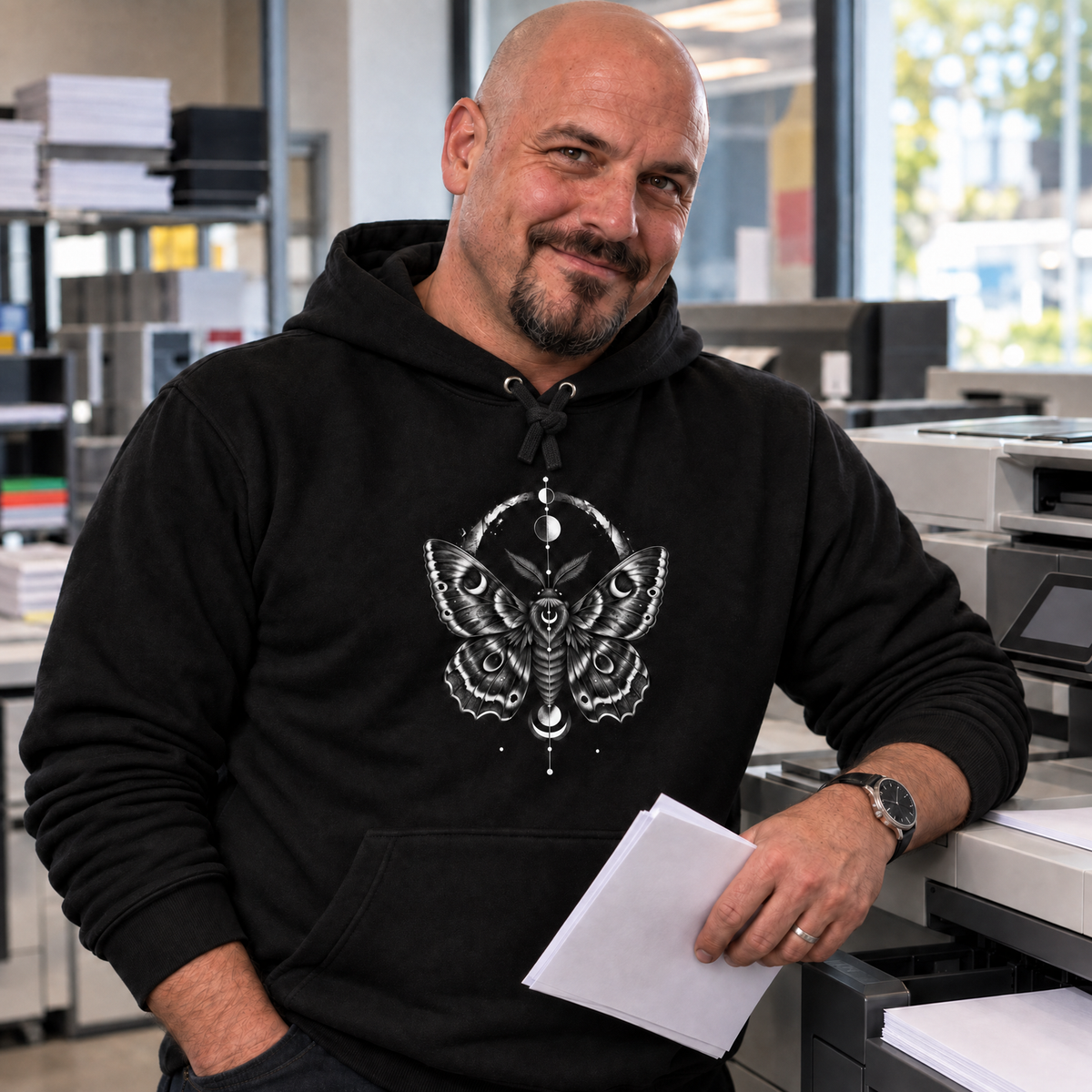 Hoodie "Noctis" mit Motiv, schwarz, am Model, Ansicht 3 – SEELENSCHWARZ