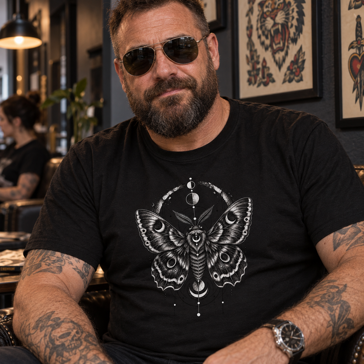 T-Shirt "Noctis" mit Motiv, schwarz, am Model, Ansicht 3 – SEELENSCHWARZ