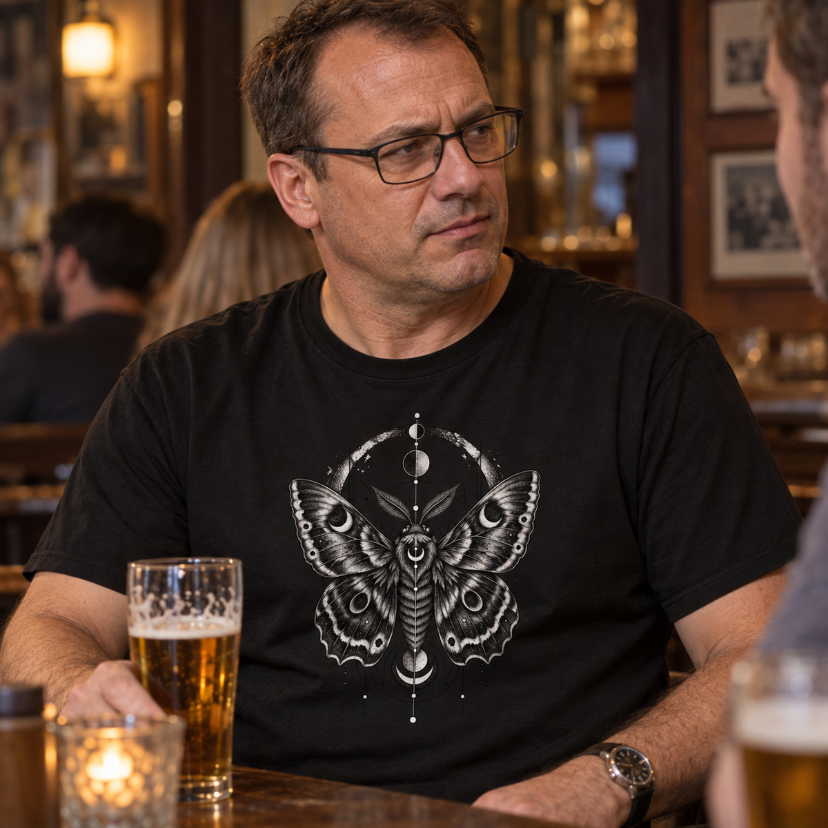 T-Shirt "Noctis" mit Motiv, schwarz, am Model, Ansicht 4 – SEELENSCHWARZ