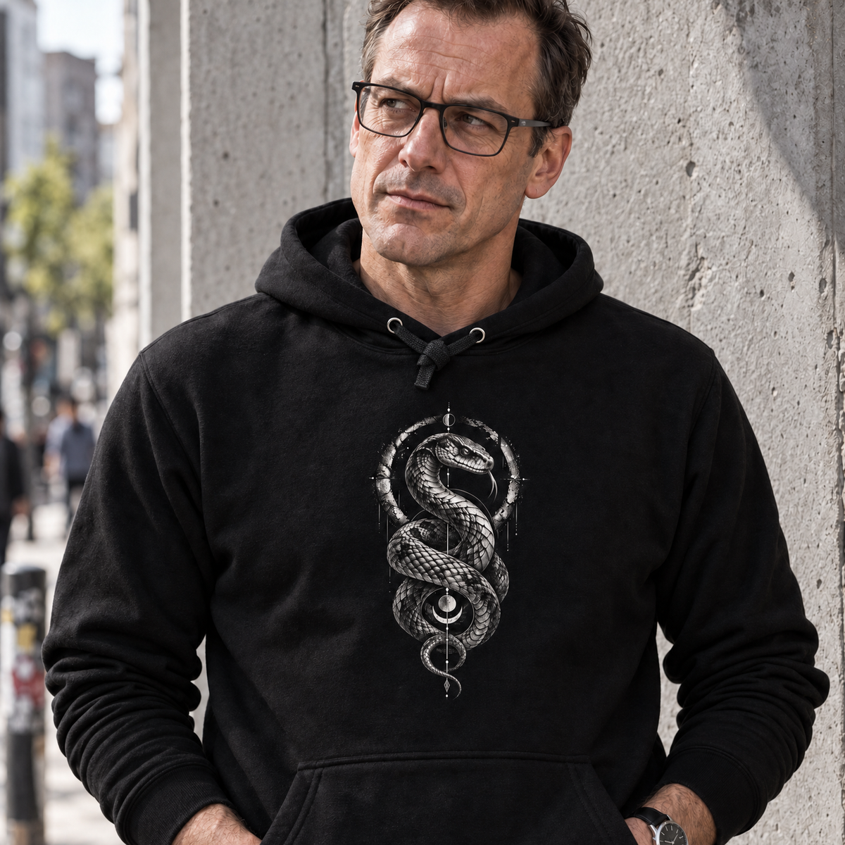 Hoodie "Serpent" mit Motiv, schwarz, am Model, Ansicht 4 – SEELENSCHWARZ