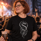 T-Shirt "Serpent" mit Motiv, schwarz, am Model, Ansicht 2 – SEELENSCHWARZ