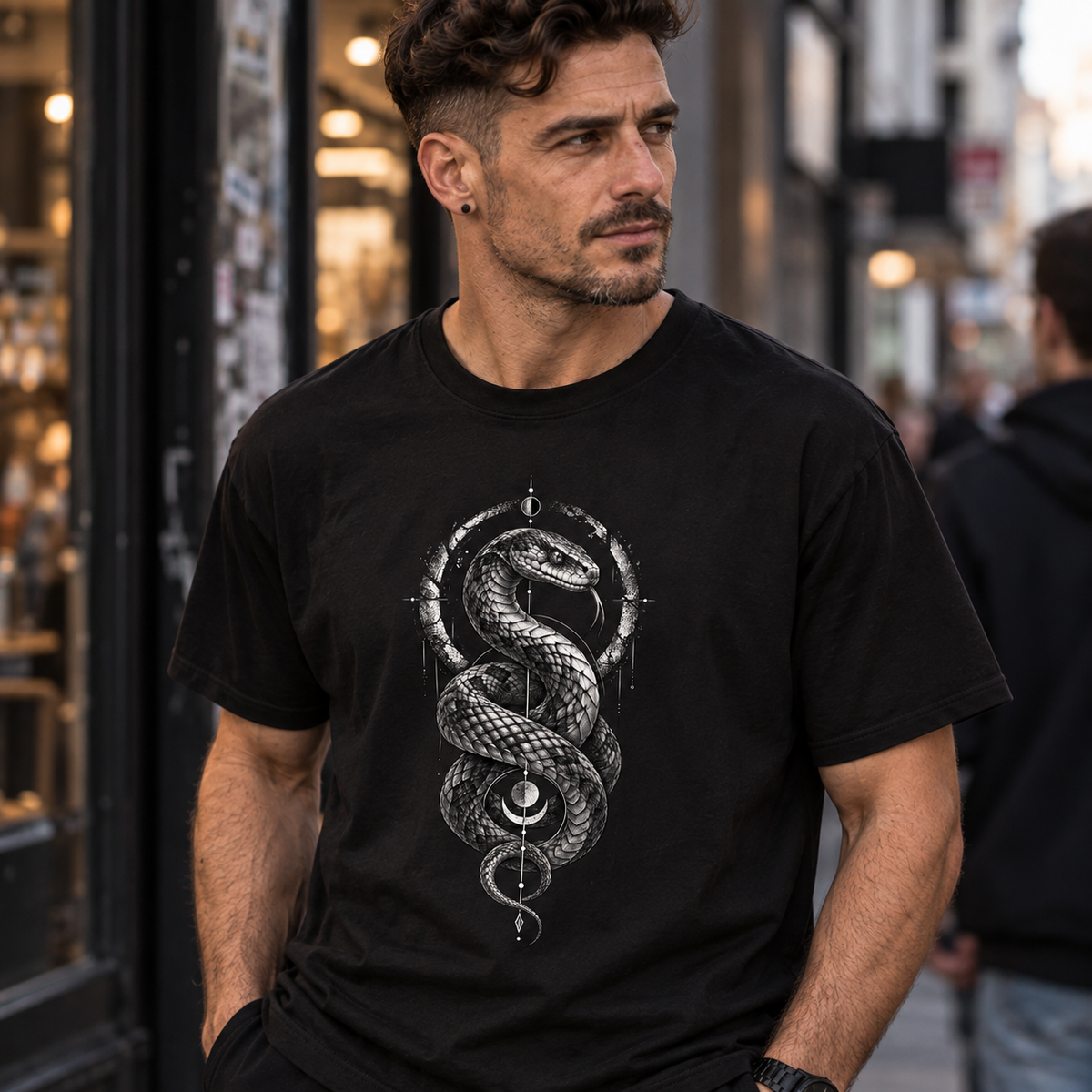 T-Shirt "Serpent" mit Motiv, schwarz, am Model, Ansicht 3 – SEELENSCHWARZ